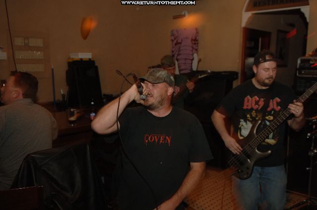 [gut on May 3, 2006 at the Reel Bar (Allston, Ma)]